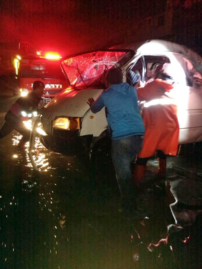 30 METREDEN ASMA DERESİ'NE UÇAN MİNİBÜS İSE HURDAYA DÖNDÜ. OLAY YERİNE İSE AFAD, İTFAİYE VE SAĞLIK EKİPLERİ İLE POLİS EKİPLERİ SEVK EDİLDİ. (SERTAÇ ÖZDEMİR/ZONGULDAK-İHA)