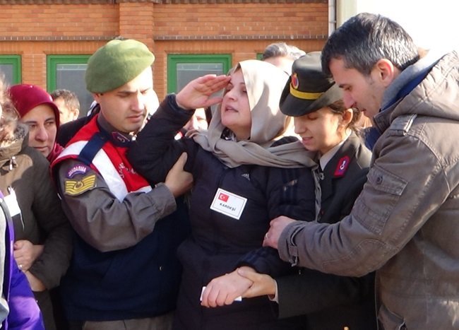 ŞEHİDİN KARDEŞİ HAVAALANINDA SİNİR KRİZİ GEÇİRDİ. (EMRAH YILDIZ/ZONGULDAK-İHA)