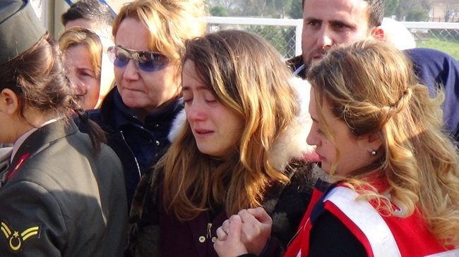 ŞEHİDİN YAKINLARI SİNİR KRİZİ GEÇİRDİ. (EMRAH YILDIZ/ZONGULDAK-İHA)