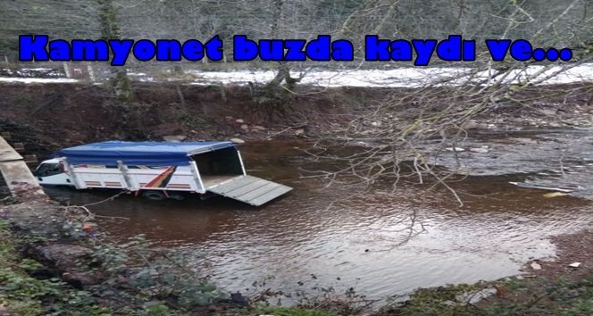 Buzlu yolda kayan kamyonet dereye uçtu