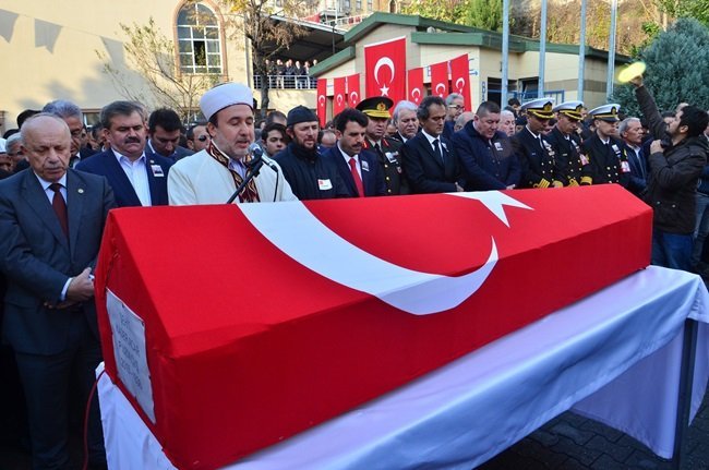 ZONGULDAKLI ŞEHİT PİYADE UZMAN ÇAVUŞ KADER ACAR MEMLEKETİ ZONGULDAK'TA ALINAN HELALLİĞİN ARDINDAN DUALARLA SON YOLCULUĞUNA UĞURLANDI. (ONUR ALTINDAĞ - VEDAT KILIÇ/ZONGULDAK-İHA)
