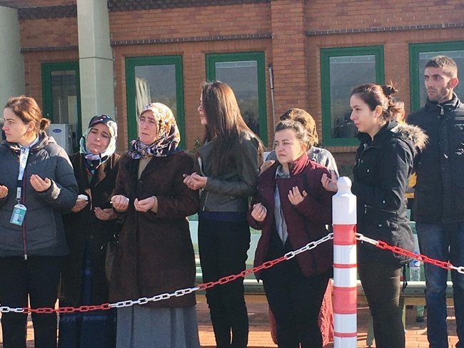 ŞEHİDİN YAKINLARI İSE KARŞILAMA TÖRENİNDE SİNİR KRİZLERİ GEÇİRDİ. (EMRAH YILDIZ/ZONGULDAK-İHA)