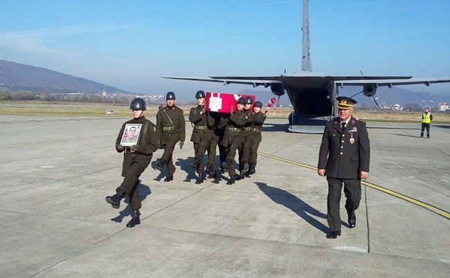 HAKKARİ’NİN ŞEMDİNLİ İLÇESİNDE PKK’LI TERÖRİSTLERİN DÜZENLEDİĞİ HAVAN SALDIRISINDA ŞEHİT OLAN UZMAN ERBAŞ COŞKUN İŞLEYEN’İN NAAŞI TSK’YA AİT UÇAKLA ZONGULDAK HAVALİMANI’NA GETİRİLDİ. (EMRAH YILDIZ/ZONGULDAK-İHA)