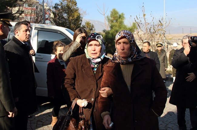 ŞEHİT ASKERİN ANNESİ MÜNEVVER İŞLEYEN (SAĞDAKİ), GÜÇLÜKLE AYAKTA DURDURDU. (YASİN ERDEM/KARABÜK-İHA)