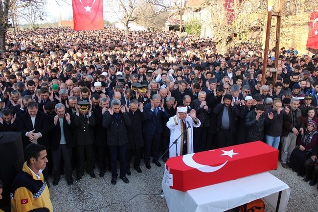 HAKKARİ’NİN ŞEMDİNLİ İLÇESİNDE PKK’LI TERÖRİSTLERİN DÜZENLEDİĞİ SALDIRIDA ŞEHİT OLAN UZMAN ERBAŞ COŞKUN İŞLEYEN SON YOLCULUĞUNA UĞURLANDI. (YASİN ERDEM/KARABÜK-İHA)