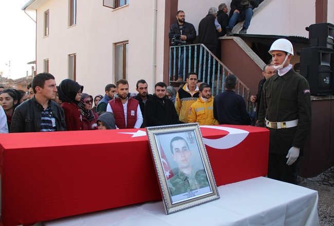 HAKKARİ’NİN ŞEMDİNLİ İLÇESİNDE PKK’LI TERÖRİSTLERİN DÜZENLEDİĞİ SALDIRIDA ŞEHİT OLAN UZMAN ERBAŞ COŞKUN İŞLEYEN SON YOLCULUĞUNA UĞURLANDI. (YASİN ERDEM/KARABÜK-İHA)