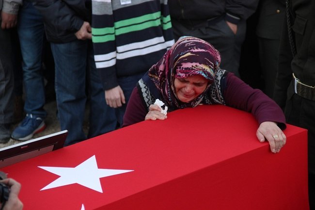 HAKKARİ’NİN ŞEMDİNLİ İLÇESİNDE PKK’LI TERÖRİSTLERİN DÜZENLEDİĞİ SALDIRIDA ŞEHİT OLAN UZMAN ERBAŞ COŞKUN İŞLEYEN SON YOLCULUĞUNA UĞURLANDI. TÖRENDE ŞEHİDİN YAKINLARI TABUTA SARILARAK GÖZYAŞLARINA BOĞULDU. (YASİN ERDEM/KARABÜK-İHA)
