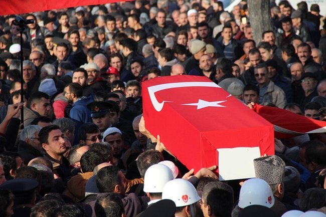 YAPILAN DUALARIN ARDINDAN ŞEHİT ASKER İŞLEYEN’İN NAAŞI SLOGANLAR VE TÜRK BAYRAĞI EŞLİĞİNDE CENAZE ARACINA KONULDU. (YASİN ERDEM/KARABÜK-İHA)