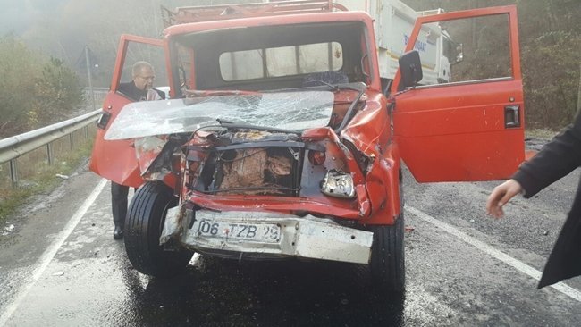 KARABÜK'ÜN YENİCE İLÇESİNDE BUZLANAN YOLDA ÇARPIŞAN KAMYONET VE TIR SÜRÜCÜSÜ YARALANDI. YARALILARA MÜDAHALEYE GELEN AMBULANSTA BUZLANAN YOLDA KAYARAK KAZA YAPAN ARAÇLARA ÇARPTI (ÇETİN UZUNKARA/KARABÜK-İHA)