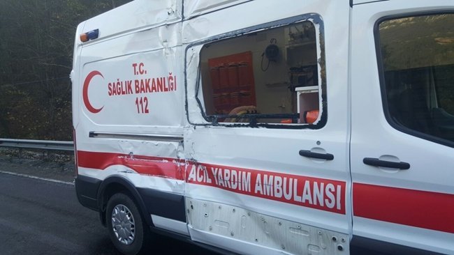 YARALILARA MÜDAHALEYE GELEN AMBULANSTA BUZLANAN YOLDA KAYARAK KAZA YAPAN ARAÇLARA ÇARPTI (ÇETİN UZUNKARA/KARABÜK-İHA)