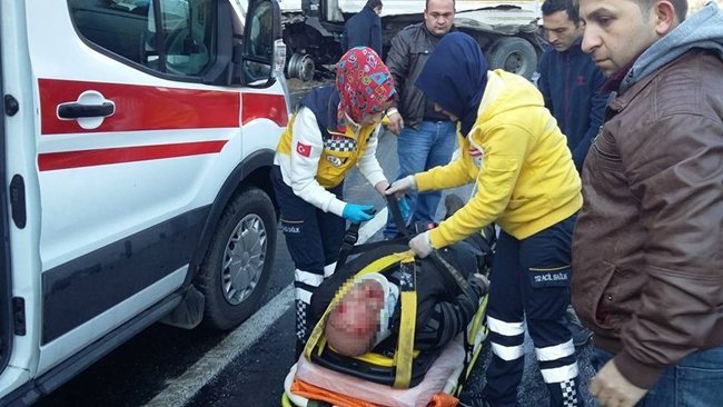 KARABÜK'ÜN YENİCE İLÇESİNDE BUZLANAN YOLDA ÇARPIŞAN KAMYONET VE TIR SÜRÜCÜSÜ YARALANDI. YARALILARA MÜDAHALEYE GELEN AMBULANS DA BUZLANAN YOLDA KAYARAK, KAZA YAPAN ARAÇLARA ÇARPTI. (ÇETİN UZUNKARA/KARABÜK-İHA)