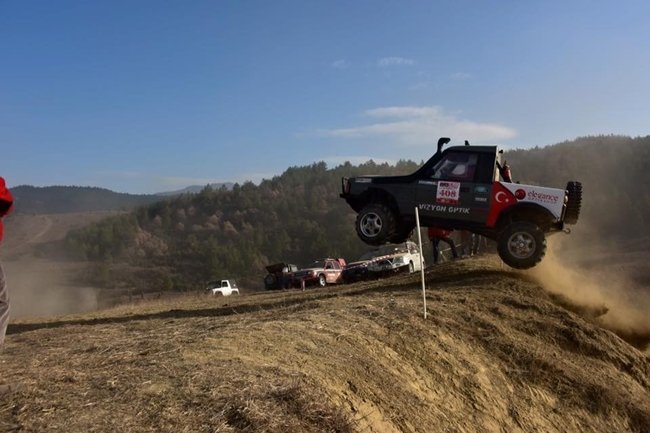KARABÜK’TE, DÜZENLENEN OFF-ROAD YARIŞLARINDA YAMAÇ VE TEPELERDEN OLUŞAN PARKURLARDA ARAÇLARIN ZORLU MÜCADELESİ HEYECANLA İZLENDİ. (ÇETİN UZUNKARA/KARABÜK-İHA)