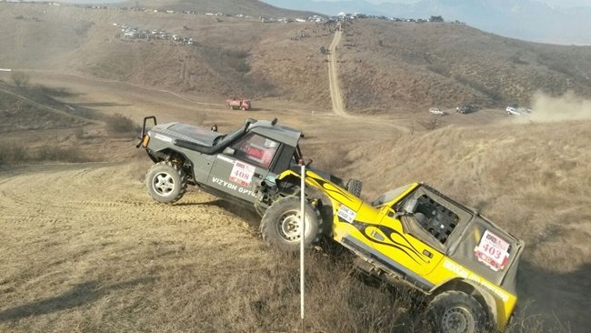 KARABÜK’TE, DÜZENLENEN OFF-ROAD YARIŞLARINDA YAMAÇ VE TEPELERDEN OLUŞAN PARKURLARDA ARAÇLARIN ZORLU MÜCADELESİ HEYECANLA İZLENDİ. (ÇETİN UZUNKARA/KARABÜK-İHA)