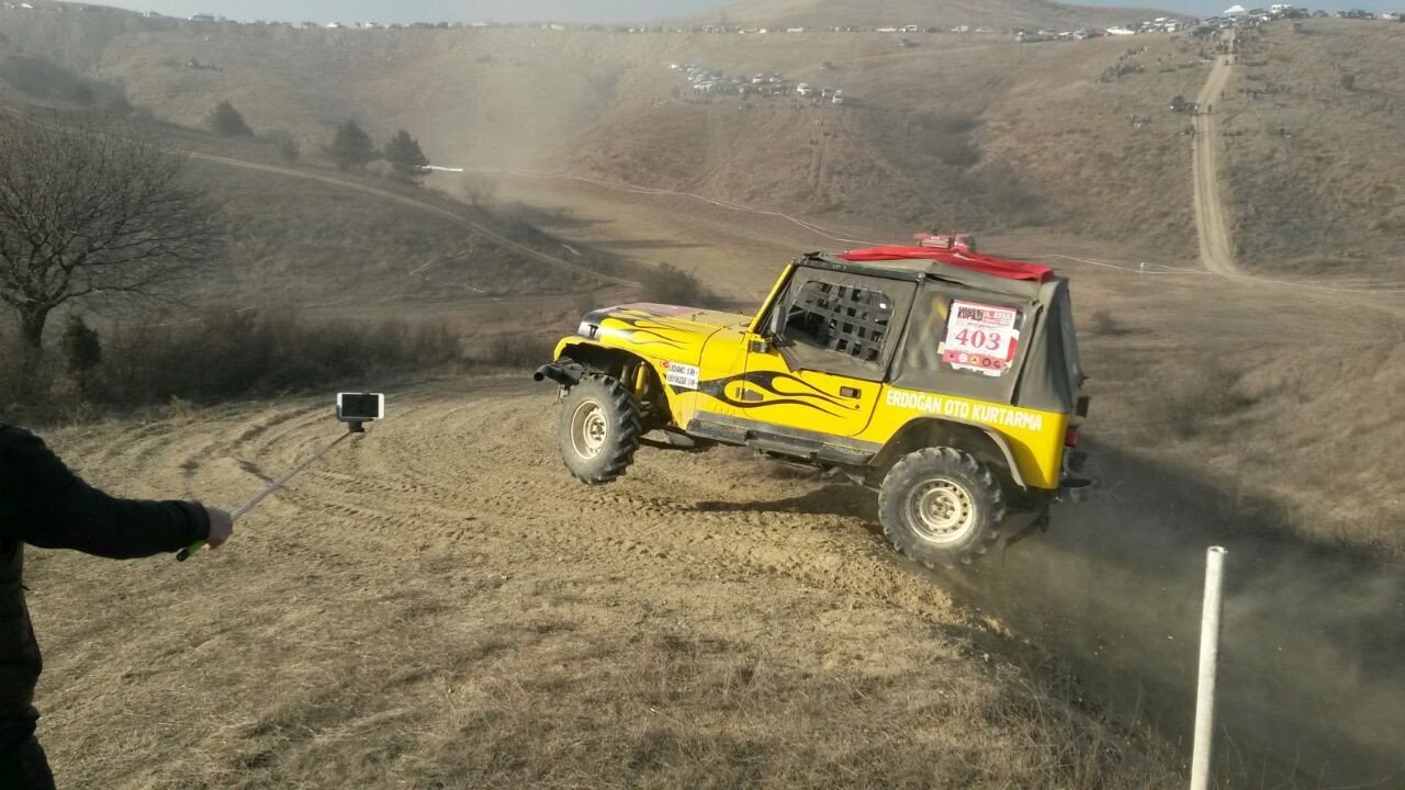 KARABÜK’TE, DÜZENLENEN OFF-ROAD YARIŞLARINDA YAMAÇ VE TEPELERDEN OLUŞAN PARKURLARDA ARAÇLARIN ZORLU MÜCADELESİ HEYECANLA İZLENDİ. (ÇETİN UZUNKARA/KARABÜK-İHA)