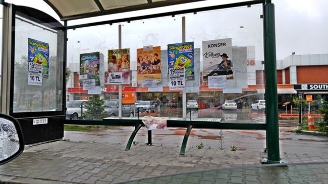 DURAKLAR KAÇAK AFİŞ PANOSUNA DÖNDÜ (MUSTAFA KURT/BARTIN-İHA)