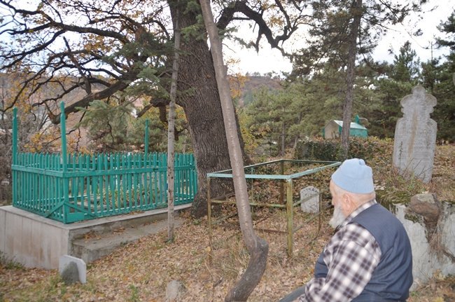 KASTAMONU'NUN TOSYA İLÇESİNDE YILLARDIR BAKIMI YAPILMAYAN SARIKIZ MEZARLIĞI İLGİSİZLİKTEN DOLAYI YOK OLMA TEHLİKESİYLE KARŞI KARŞIYA KALDI. (SEDAT AĞACIKOĞLU/KASTAMONU-İHA)