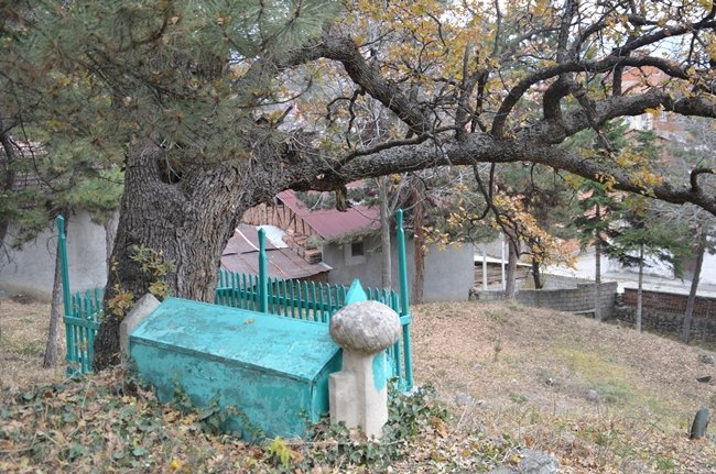 KASTAMONU'NUN TOSYA İLÇESİNDE YILLARDIR BAKIMI YAPILMAYAN SARIKIZ MEZARLIĞI İLGİSİZLİKTEN DOLAYI YOK OLMA TEHLİKESİYLE KARŞI KARŞIYA KALDI. (SEDAT AĞACIKOĞLU/KASTAMONU-İHA)
