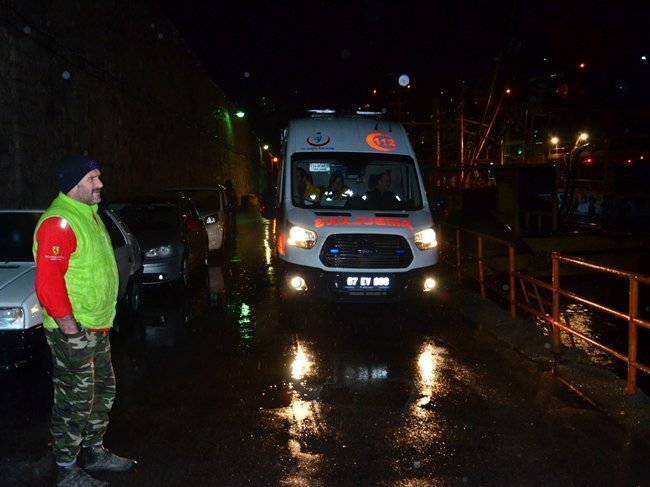 112 SAĞLIK EKİPLERİ DE LİMAN CADDESİ'NDEKİ İSKELEYE YÖNLENDİRİLDİ. (ONUR ALTINDAĞ - SERTAÇ ÖZDEMİR/ZONGULDAK-İHA)