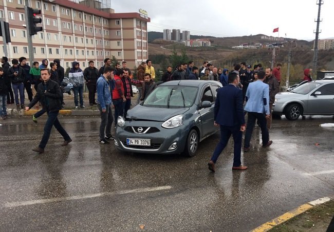 KARABÜK'TE İKİ OTOMOBİLİN ÇARPIŞMASI SONUCU MEYDANA KAZADA 7 KİŞİ YARALANDI. (YASİN ERDEM/KARABÜK-İHA)