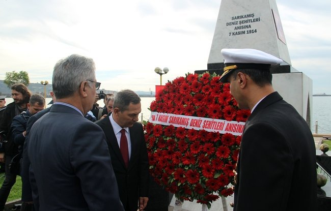KDZ. EREĞLİ İLÇESİNDE SARIKAMIŞ DENİZ ŞEHİTLERİ İÇİN DÜZENLENEN TÖRENDE PROTOKOL ÜYELERİ TARAFINDAN ANITA ÇELENK SUNULDU. (VEDAT KILIÇ/ZONGULDAK-İHA)