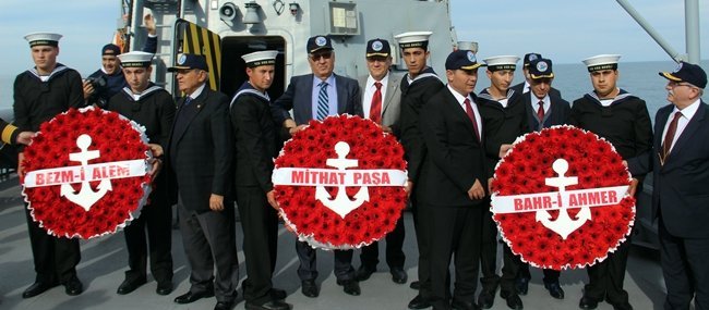 KDZ. EREĞLİ İLÇESİNDE RUS DONANMASI TARAFINDAN VURULARAK BATIRILAN BEZM-İ ALEM, BAHR-İ AMBER VE MİTHAT PAŞA GEMİSİNDE ŞEHİT OLAN 221 MÜRETTEBAT İÇİN DENİZE ÇELENK BIRAKILDI. (VEDAT KILIÇ/ZONGULDAK-İHA)