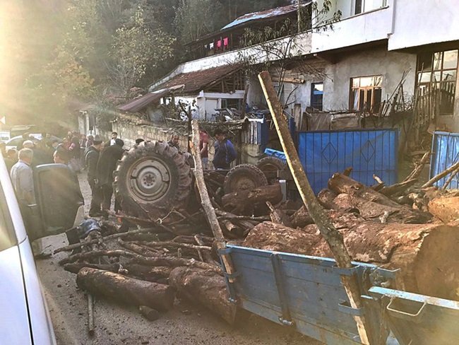 BARTIN’DA ODUN YÜKLÜ TRAKTÖRÜN DEVRİLMESİ SONUCUNDA BİRİ AĞIR 4 KİŞİ YARALANDI. (MUSTAFA KURT/BARTIN-İHA)