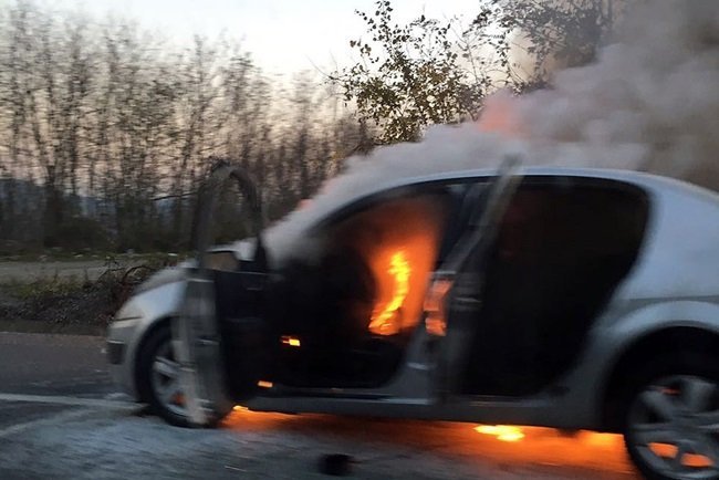 KDZ. EREĞLİ İLÇESİNDE SEYİR HALİNDEKİ OTOMOBİL ALEV ALEV YANDI. (VEDAT KILIÇ/ZONGULDAK-İHA)