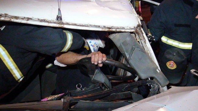 KAZADA, KARŞI ŞERİDE GEÇEN OTOMOBİLDE SIKIŞAN SÜRÜCÜ İTFAİYE EKİPLERİNCE KURTARILIRKEN 2.88 PROMİL ALKOLLÜ OLDUĞU BELİRLENDİ. (YASİN ERDEM/KARABÜK-İHA)