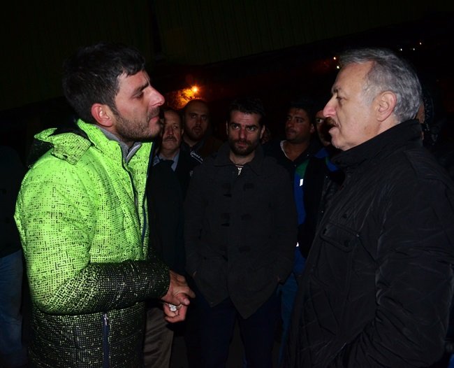 YAŞADIĞI SORUNLARI TÜRKİYE TAŞKÖMÜRÜ KURUMU KOZLU MÜESSESE MÜDÜR YARDIMCISI ALİ DEMİRSOY'A ANLATAN MEHMET H. (SOLDAKİ), KİRA PARASI İÇİN YARDIM İSTEDİ. MEHMET H., POLİS EKİPLERİNCE İFADESİ ALINMAK ÜZERE KARAKOLA GÖTÜRÜLDÜ. (ÖMER TEKCAN - ONUR ALTINDAĞ - SERTAÇ ÖZDEMİR/ZONGULDAK-İHA)