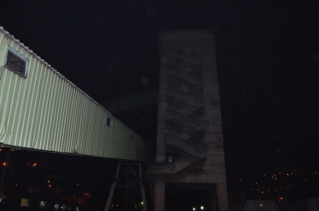 ZONGULDAK’IN KOZLU İLÇESİNDE 5 ÇOCUK BABASI ADAM, BİRİKEN EV KİRASINI ÖDEYEMEDİĞİ İDDİASIYLA KÖMÜR YIKAMA TESİSLERİNİN BEŞİNCİ KATINA ÇIKARAK İNTİHARA KALKIŞTI. (ÖMER TEKCAN - ONUR ALTINDAĞ - SERTAÇ ÖZDEMİR/ZONGULDAK-İHA)