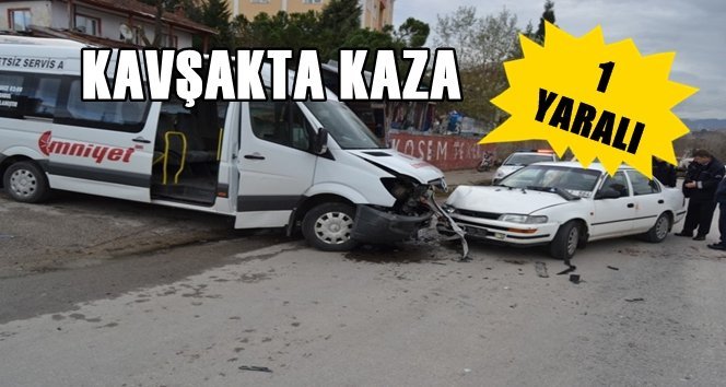 Servis minibüsü otomobille çarpıştı: 1 yaralı