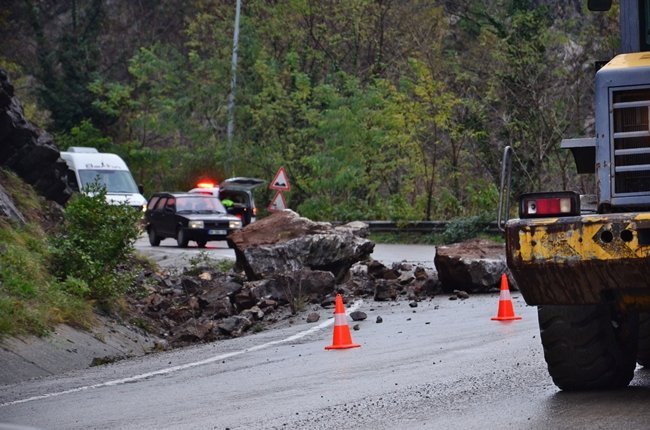 ZONGULDAK'TA SABAH SAATLERİNDE YAMAÇTAN KOPAN DEV KAYA PARÇALARI KARAYOLUNA YUVARLANDI. YOL KISA SÜRELİĞİNE KAPANDI. (ONUR ALTINDAĞ - SERTAÇ ÖZDEMİR/ZONGULDAK-İHA)