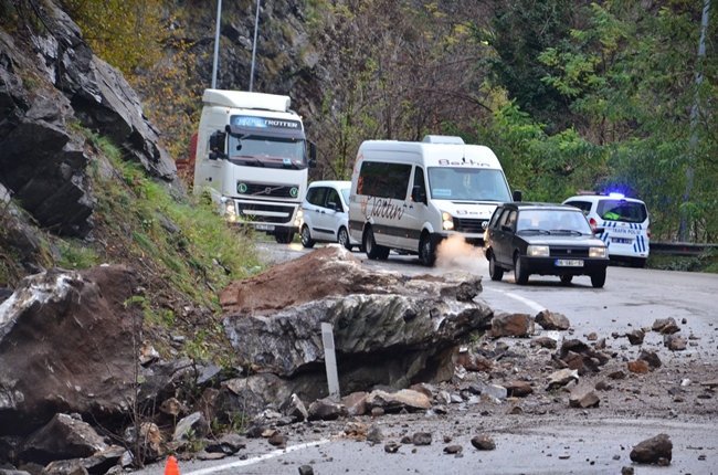 ZONGULDAK'TA SABAH SAATLERİNDE YAMAÇTAN KOPAN DEV KAYA PARÇALARI KARAYOLUNA YUVARLANDI. YOL KISA SÜRELİĞİNE KAPANIRKEN, OLAY SIRASINDA KARAYOLUNDAN ARAÇ GEÇMEMESİ OLASI BİR FACİAYI ÖNLEDİ. (ONUR ALTINDAĞ - SERTAÇ ÖZDEMİR/ZONGULDAK-İHA)