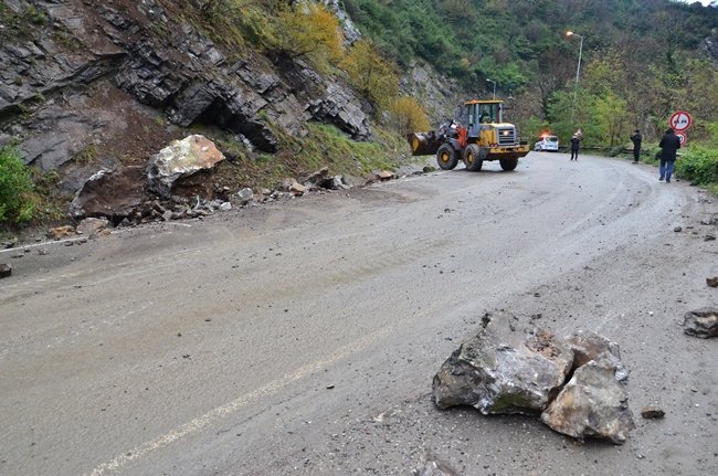 ZONGULDAK'TA SABAH SAATLERİNDE YAMAÇTAN KOPAN DEV KAYA PARÇALARI KARAYOLUNA YUVARLANDI. YOL KISA SÜRELİĞİNE KAPANDI. (ONUR ALTINDAĞ - SERTAÇ ÖZDEMİR/ZONGULDAK-İHA)
