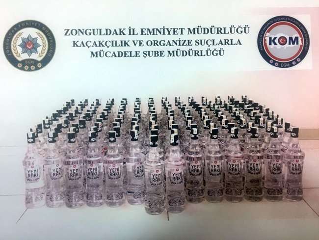 ZONGULDAK EMNİYET MÜDÜRLÜĞÜ EKİPLERİ, YIL BAŞI ÖNCESİNDE DAĞITILMAK ÜZERE OLAN 156 ŞİŞE KAÇAK RAKI ELE GEÇİRDİ. (ONUR ALTINDAĞ/ZONGULDAK-İHA)