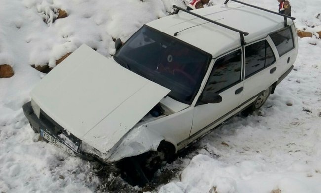 KASTAMONU’DA KAR NEDENİYLE KAYGANLAŞAN ZEMİNDE KONTROLDEN ÇIKAN OTOMOBİLİN DEREYE UÇMASI SONUCU MEYDANA GELEN KAZADA 2 KİŞİ YARALANDI. (SERKAN YILMAZ/KASTAMONU-İHA)
