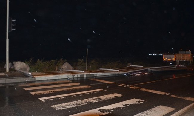 ALAPLI'DA REKLAM TABELASI RÜZGARIN ETKİSİYLE DEVRİLDİ( ERTUĞRUL YÜKSEL/ ZONGULDAK-İHA) (ERTUĞRUL YÜKSEL/ZONGULDAK-İHA)