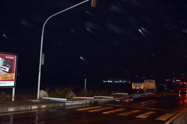 ALAPLIDA REKLAM TABELASI DEVRİLDİ ( ERTUĞRUL YÜKSEL/ ZONGULDAK-İHA) (ERTUĞRUL YÜKSEL/ZONGULDAK-İHA)