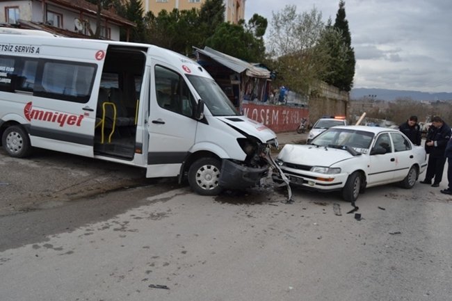 BARTIN’DA SERVİS MİNİBÜSÜ İLE OTOMOBİLİN ÇARPMASI SONUCU MEYDANA GELEN TRAFİK KAZASINDA 1 KİŞİ YARALANDI. (MUSTAFA KURT/BARTIN-İHA)