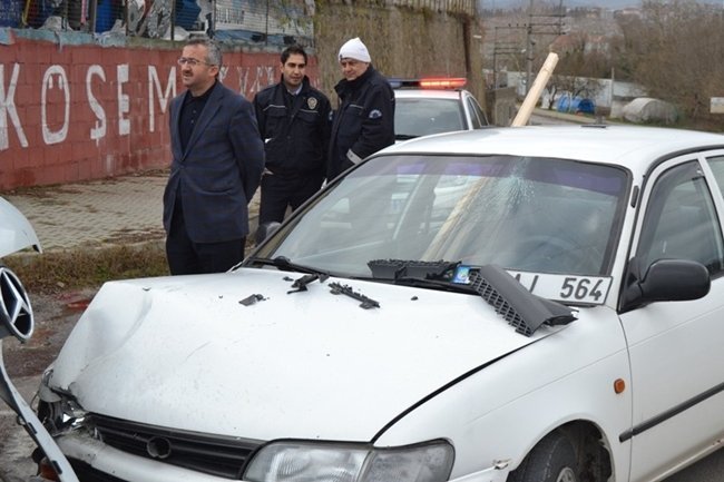 BARTIN’DA SERVİS MİNİBÜSÜ İLE OTOMOBİLİN ÇARPMASI SONUCU MEYDANA GELEN TRAFİK KAZASINDA 1 KİŞİ YARALANDI. (MUSTAFA KURT/BARTIN-İHA)