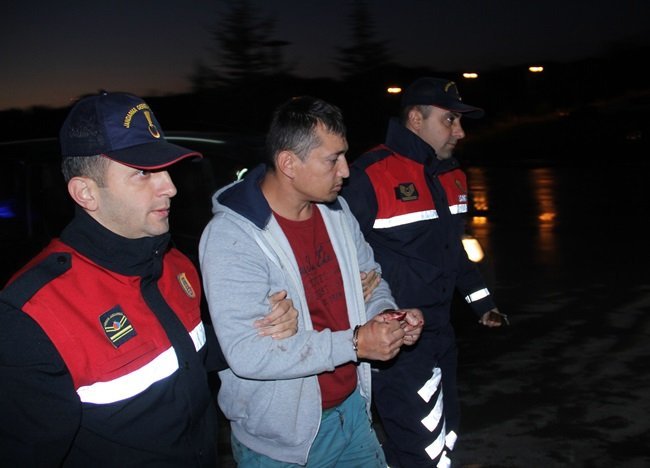 BABASINI BIÇAKLAYARAK ÖLDÜREN ÖMER KESKİN, CİNAYETİ ANNESİNİN HUZURA KAVUŞMASI İÇİN İŞLEDİĞİNİ İTİRAF ETTİ. (VEDAT KILIÇ/ZONGULDAK-İHA)