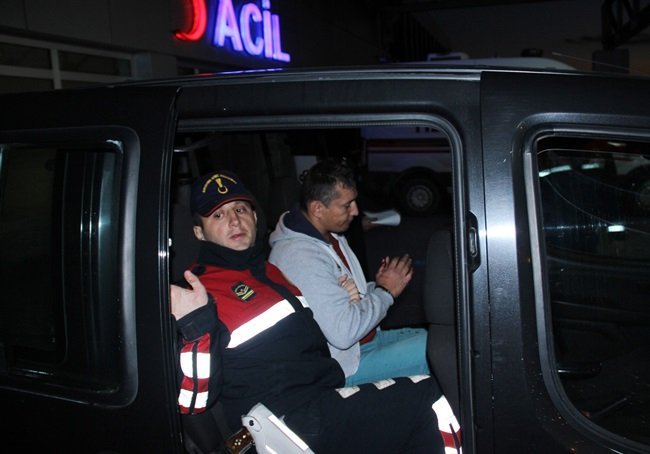 BABASINI BIÇAKLAYARAK ÖLDÜREN ÖMER KESKİN SAĞLIK KONTROLÜNDEN GEÇİRİLEREK KARAKOLA GÖTÜRÜLDÜ. (VEDAT KILIÇ/ZONGULDAK-İHA)