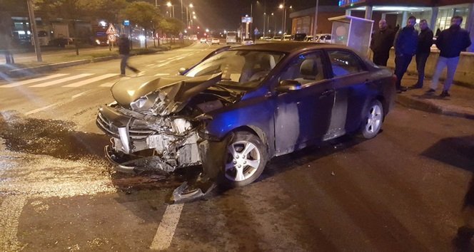 KDZ. EREĞLİ İLÇESİNDE HALK OTOBÜSÜNÜN ÇAPTIĞI OTOMOBİLİN SÜRÜCÜ İLE YANINDAKİ EŞİ YARALANDI. (VEDAT KILIÇ/ZONGULDAK-İHA)