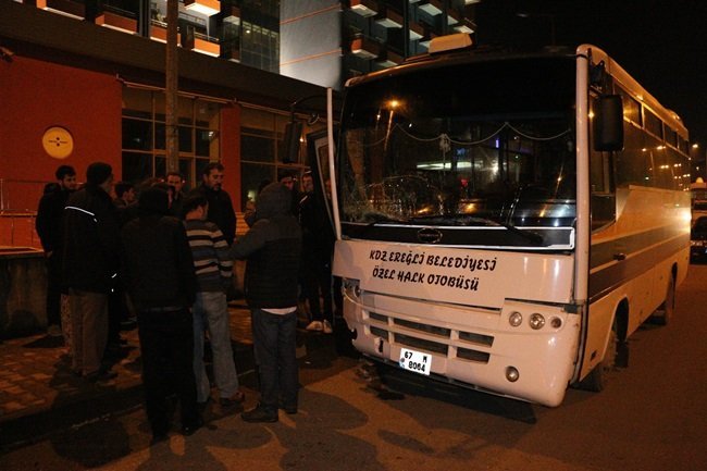 KDZ. EREĞLİ İLÇESİNDE ÖZEL HALK OTOBÜSÜ OTELDEN ANAYOLA ÇIKIŞ YAPMAYA HAZIRLANAN OTOMOBİLE ÇARPTI. (VEDAT KILIÇ/ZONGULDAK-İHA)