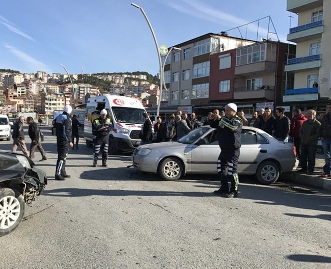 ZONGULDAK'IN ALAPLI İLÇESİNDE, KAVŞAKTA İKİ OTOMOBİLİN ÇARPIŞTIĞI KAZADA ŞANS ESERİ YARALANAN OLMADI. (ERTUĞRUL YÜKSEL/ZONGULDAK-İHA)