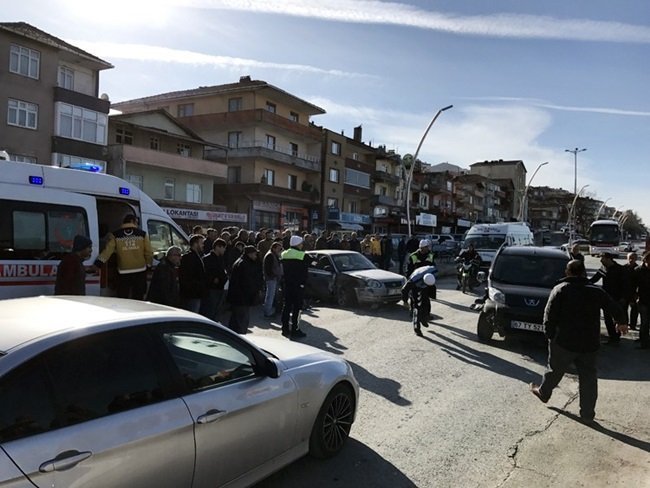 ZONGULDAK'IN ALAPLI İLÇESİNDE, KAVŞAKTA İKİ OTOMOBİLİN ÇARPIŞTIĞI KAZADA ŞANS ESERİ YARALANAN OLMADI. (ERTUĞRUL YÜKSEL/ZONGULDAK-İHA)