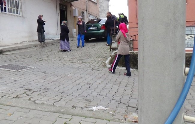 KDZ. EREĞLİ İLÇESİNDE BİR KİŞİ HAREKET EDEN OTOMOBİLİNİ TUTMAYA ÇALIŞIRKEN ELEKTRİK DİREĞİ İLE OTOMOBİL ARASINA SIKIŞTI. (VEDAT KILIÇ/ZONGULDAK-İHA)