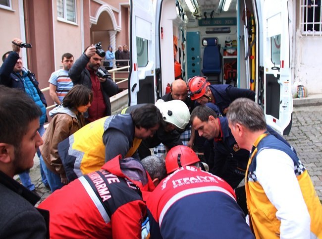 KDZ. EREĞLİ İLÇESİNDE OTOMOBİLİ İLE ELEKTRİK DİREĞİ ARASINA SIKIŞAN SÜRÜCÜ AMBULANSLA HASTANEYE KALDIRILDI. (VEDAT KILIÇ/ZONGULDAK-İHA)