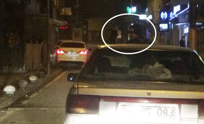 BARTIN'DA OTOMOBİLİN KAPUTUNUN ÜZERİNDE MÜZİK EŞLİĞİNDE TEHLİKELİ YOLCULUK KAMERALARA YANSIDI. (MUSTAFA KURT/BARTIN-İHA)