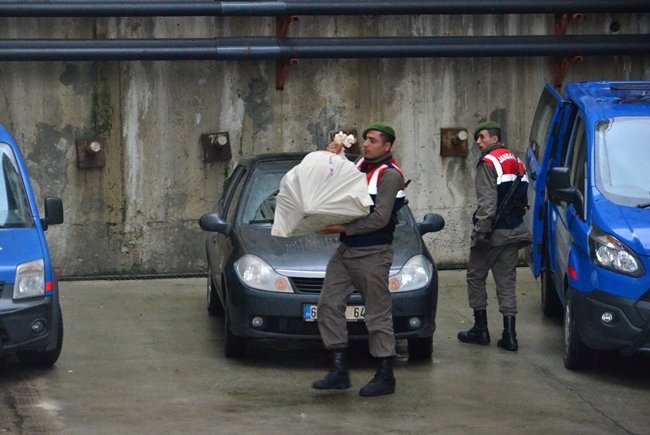 HALKLARIN DEMOKRATİK PARTİSİ (HDP) ZONGULDAK İL EŞ BAŞKANI MEHMET ZEKİ SALMANOĞLU, “TERÖR ÖRGÜTÜ PROPAGANDASI YAPMAK” SUÇUNDAN GÖZALTINA ALINARAK ADLİYEYE SEVK EDİLDİ.  ELE GEÇİRİLEN BELGE VE DÖKÜMANLAR DA ADLİYEYE GETİRİLDİ. (ONUR ALTINDAĞ - SERTAÇ ÖZDEMİR/ZONGULDAK-İHA)